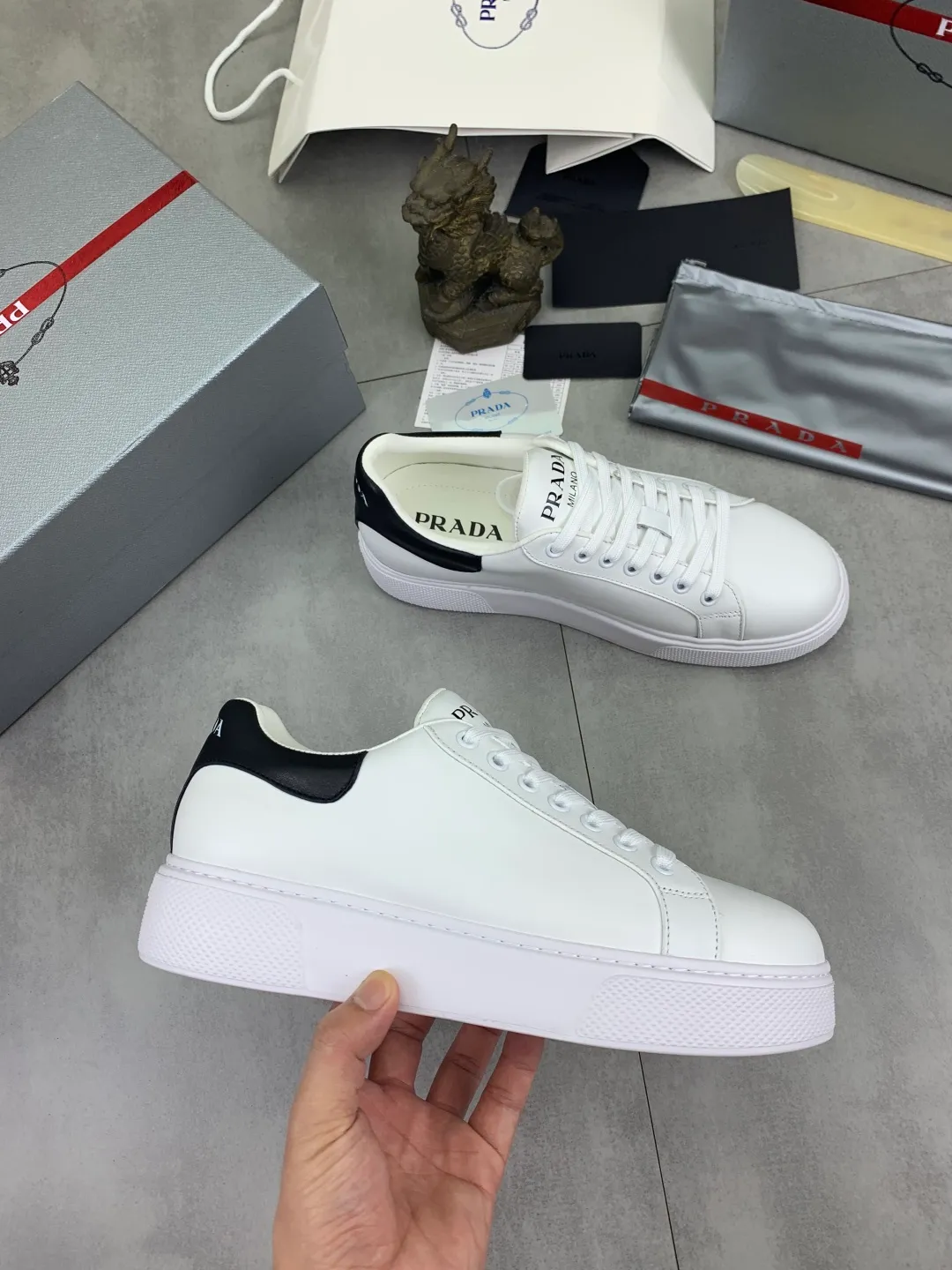 Men's shoes 💰P560💰 [New model] High version official website popular model is on the market, 🆘 Trendy brand (Prada) mainly promotes popular model, avant-garde and versatile fashionable men's shoes private version mold opening, cowhide surface splicing 1:1.. Stylish and simple, original imported cowhide lining cowhide feet; the atmosphere and personality are more fashionable, eye-catching and pursuing class. It will subvert the old idea and be a must-have for fashion trendsetters with you! Must keep it for yourself! Tall and comfortable, large and low, high-end quality workmanship. Size: 38-45; 2️⃣ colors available.